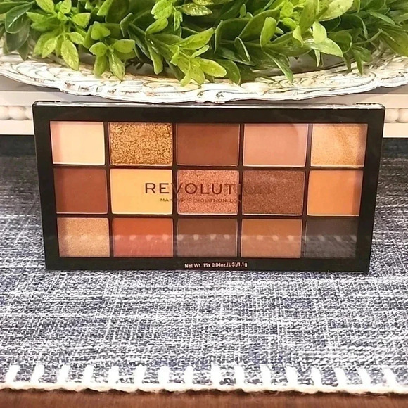 Revolution Reloaded Velvet Rose Palette - Picture 1 of 2